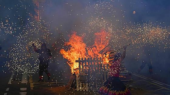 Un hombre muere en Lleida al caer a una hoguera en la noche de Sant Joan