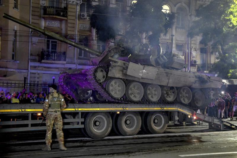 Paralı askerler, tankları römorklara yükleyerek yola çıkmaya hazırlanır.