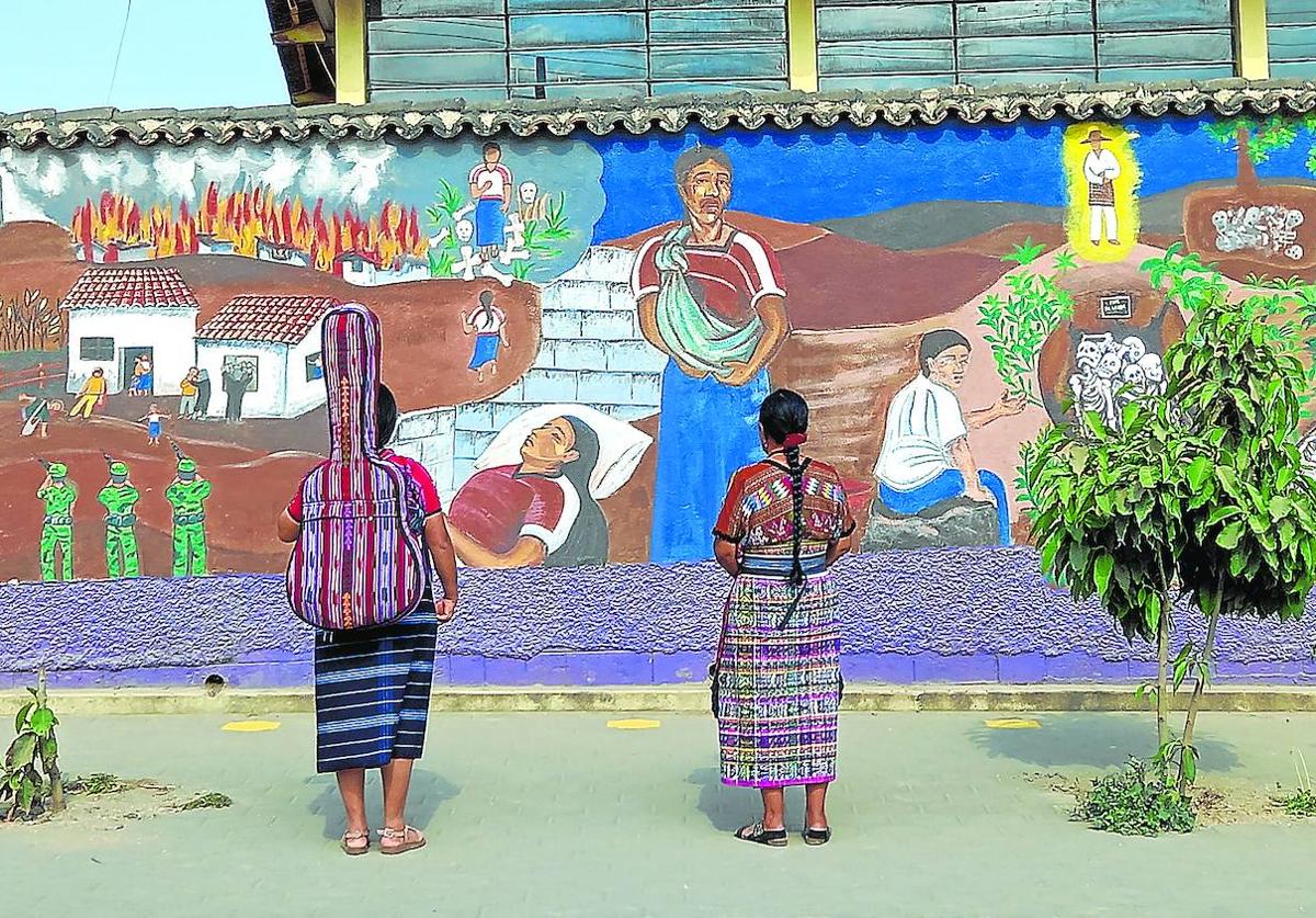 Un mural recrea escenas de la guerra civil que asoló Guatemala entre 1960 y 1966.