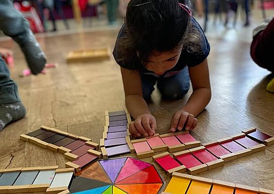 Una niña juega con colores en el colegio público San Benito de Madrid, que ha incorporado el método Montessori a la educación infantil.
