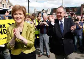 Alex Salmond, tras su sucesora y también exprimera ministra principal de Escocia, Nicola Sturgeon.