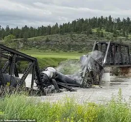 Los restos del tren tras precipitarse sobre el río Yellowstone, en Montana