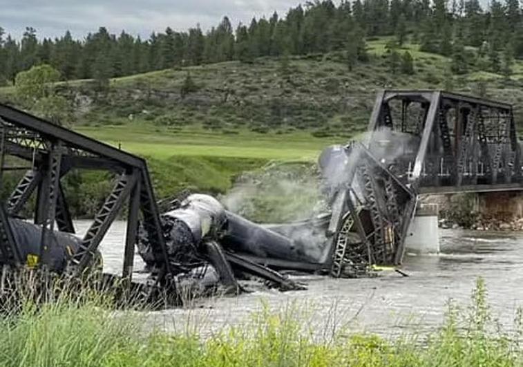 Los restos del tren tras precipitarse sobre el río Yellowstone, en Montana