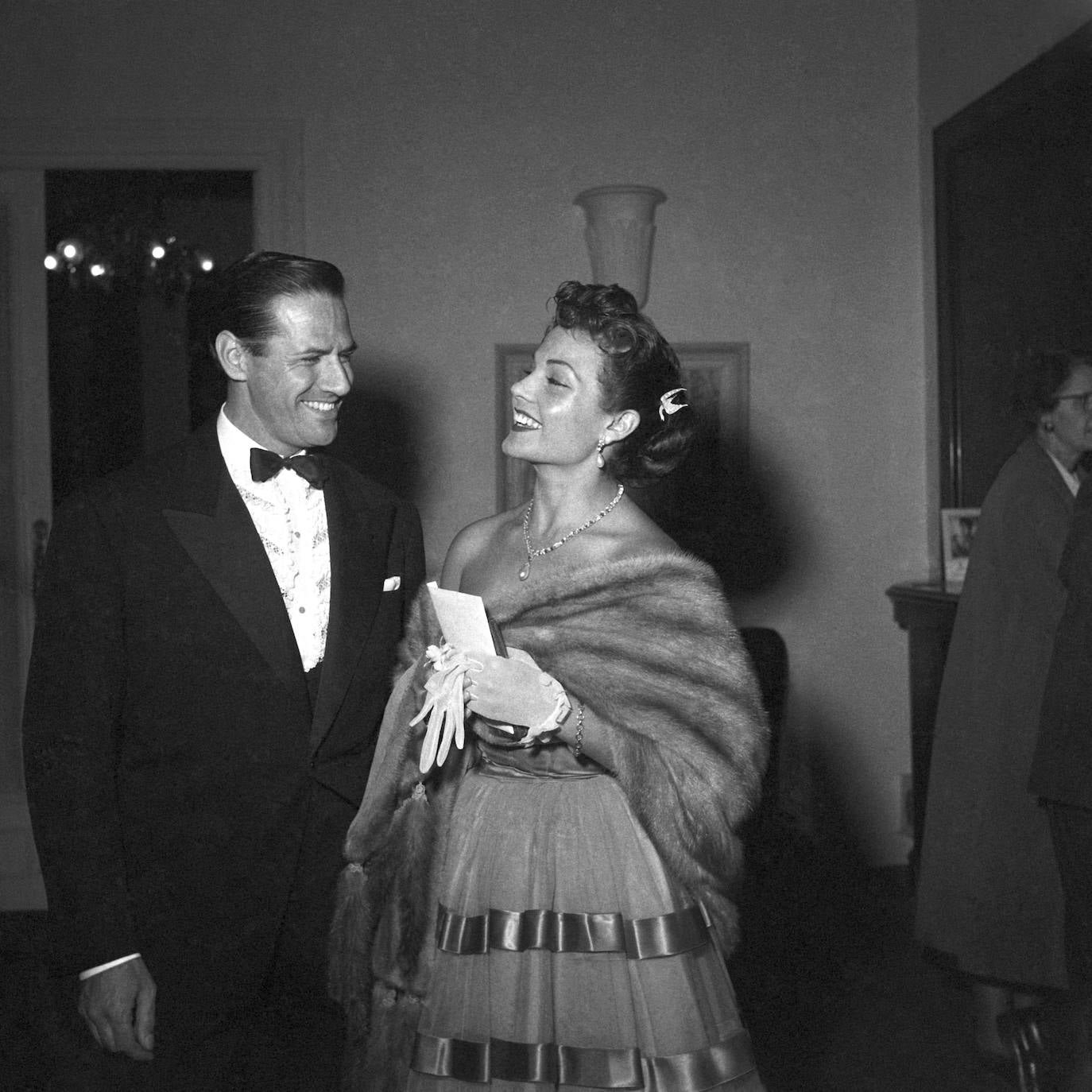 Carmen Sevilla, y el torero y también actor, Mario Cabré, asisten al Festival Internacional del Cine de San Sebastián en 1953.