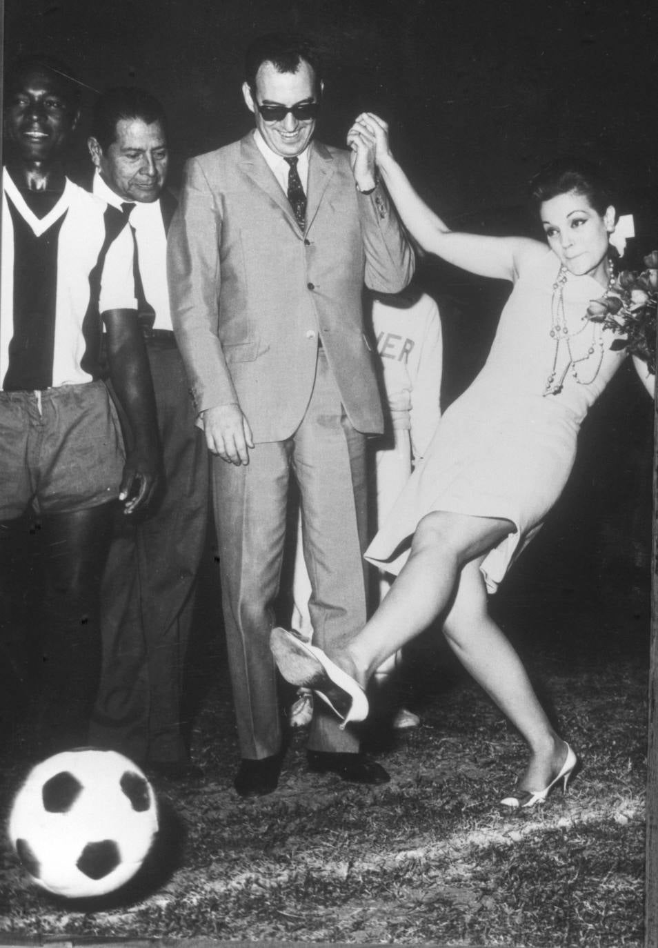 Sevilla, ayudada por su marido Augusto Algueró, hace el saque de honor antes del encuentro disputado entre el Alianza de Lima y los Británicos del Sheffield, en Perú en 1967.