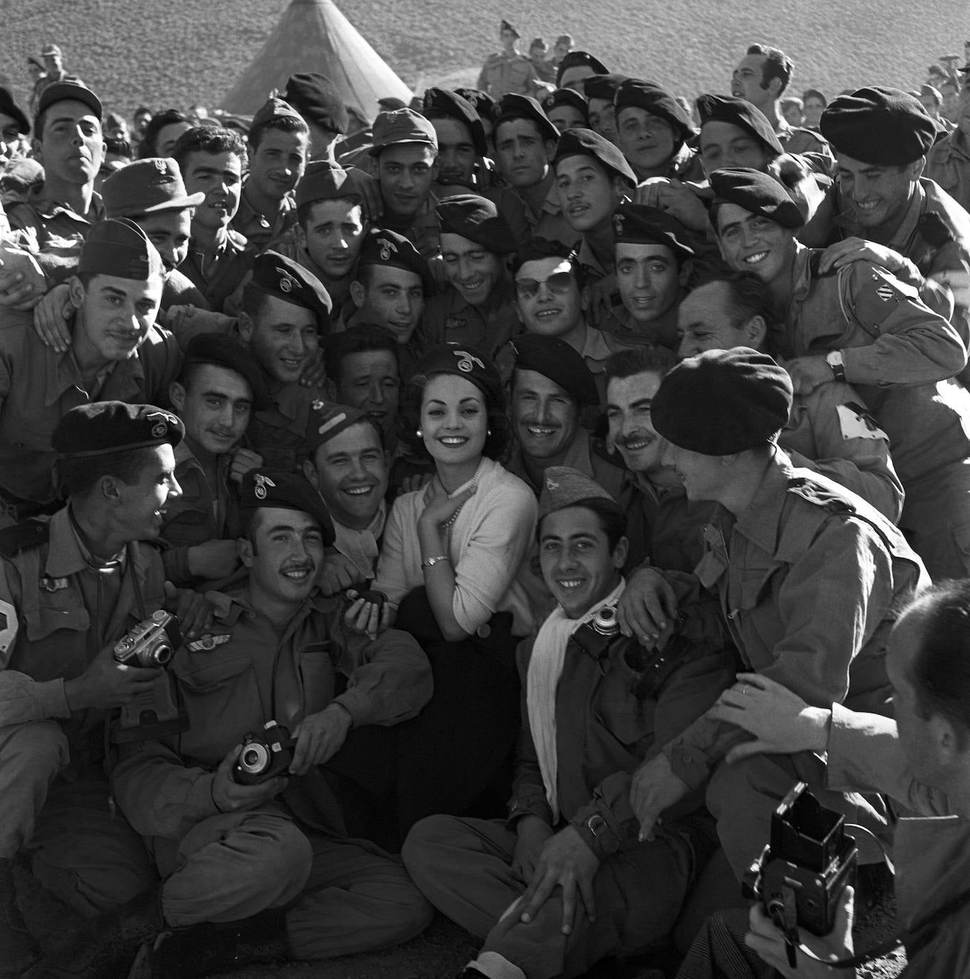 Carmen Sevilla acude a Ifni para animar a las tropas españolas destacadas en la zona durante la Guerra en el África Occidental, en 1957.