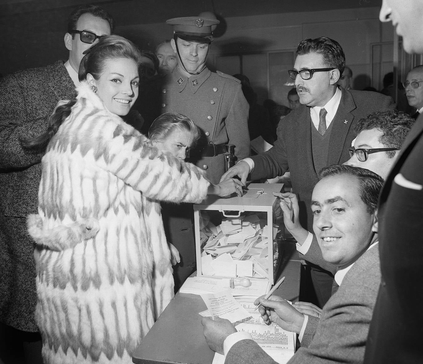 La cantante y su marido depositan su voto en el referéndum sobre la Ley Orgánica del Estado en 1966.