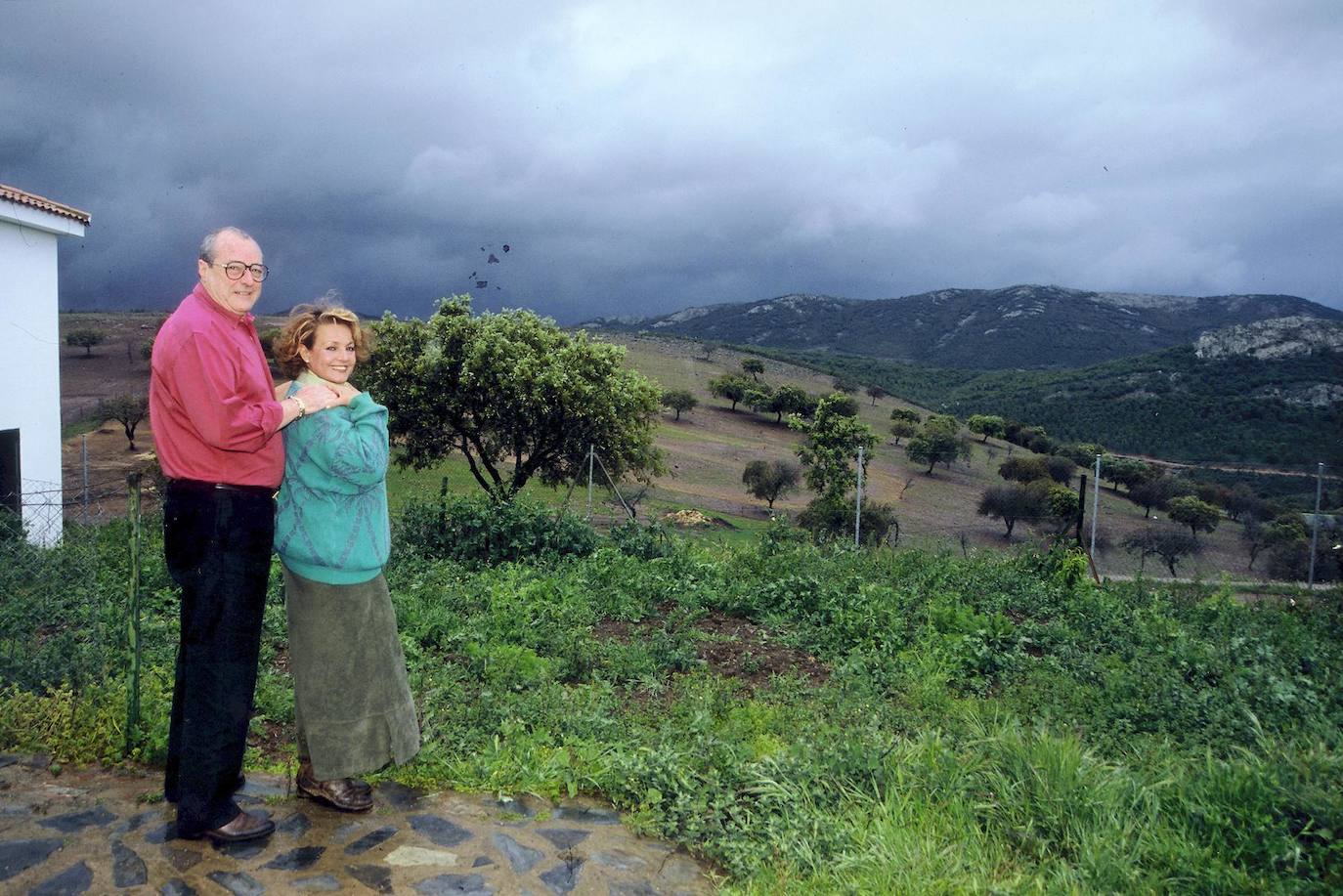 Carmen Sevilla con su segundo marido, Vicente Patuel, con quien vivía en esta finca de Badajoz.