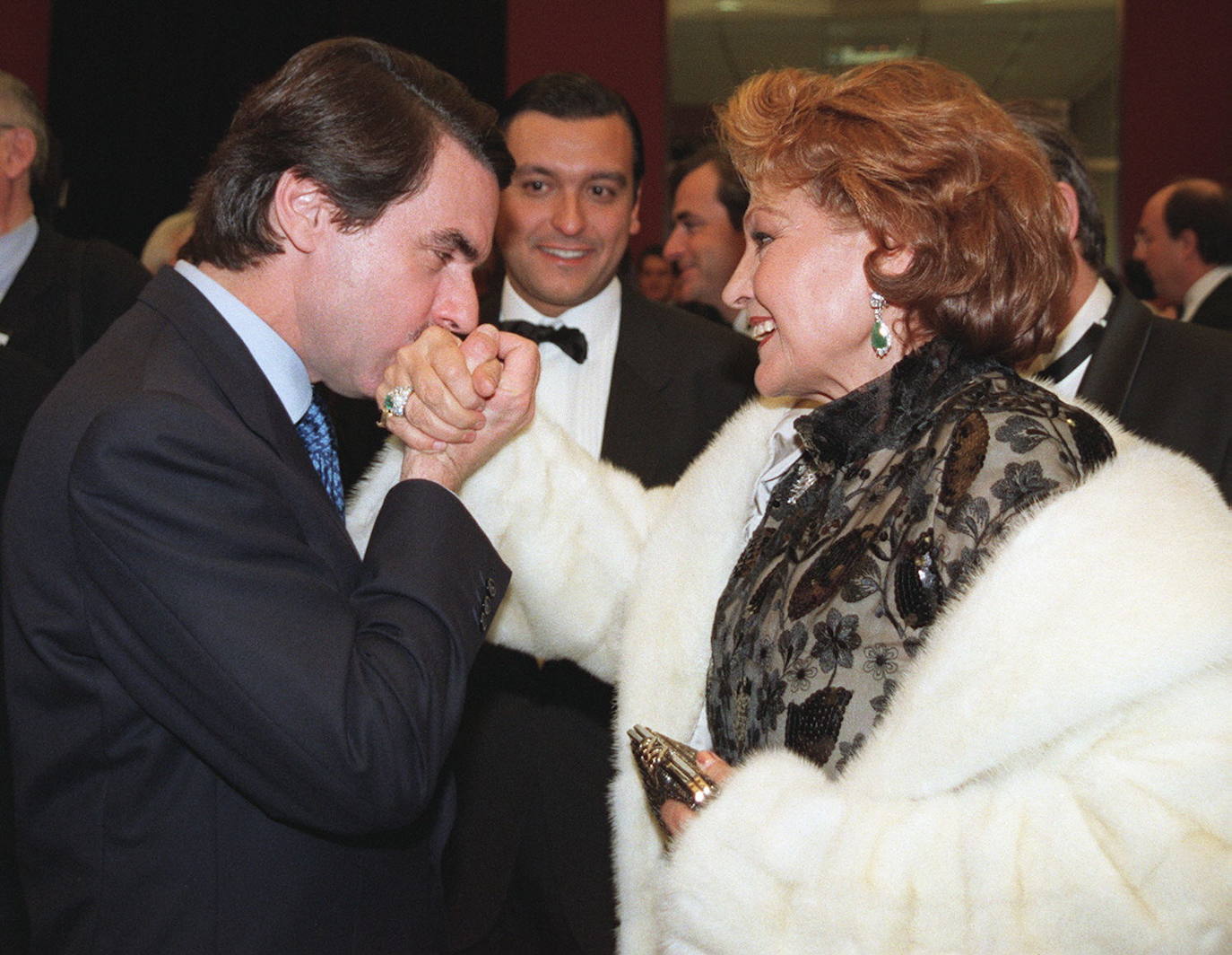 El entonces presidente del Gobierno, José María Aznar, saluda a la actriz durante el cóctel previo a la celebración de la cena de gala de Antena 3, en el 2000.