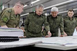 Serguéi Shoigú, segundo a la izquierda, con otros mandos militares inspeccionando los planes de ataque en su visita al frente de Ucrania.