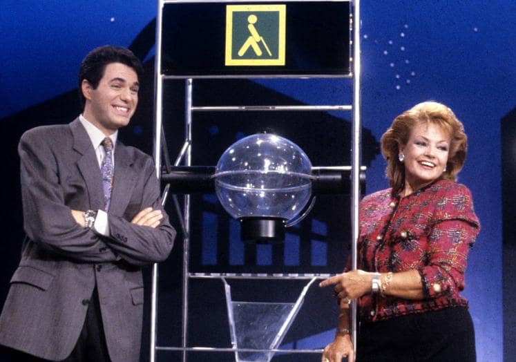 Main image - The presenter Agustín Bravo with Carmen Sevilla during 'El Telecupón', in 1991. |  The actress, together with José Manuel Parada, in 'Cine de Barrio'.  |  The presenter, in 'Cinema de Barrio'.