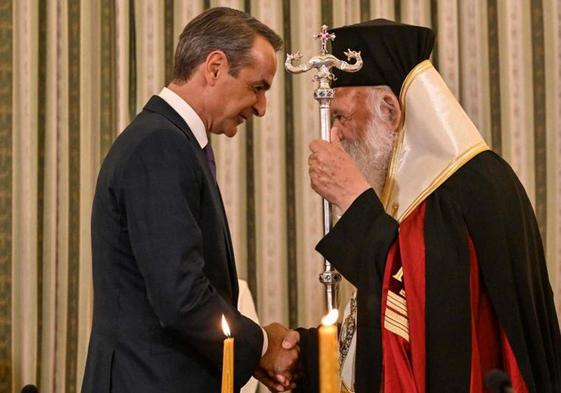 Mitsotakis recibe la felicitación del patriarca de la iglesia griega.