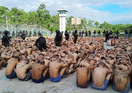 Decenas de integrantes de la Mara 18 durante un operativo militar en una cárcel de Honduras