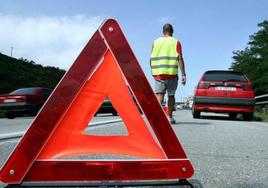 La DGT quiere eximir de colocar los triángulos en autopistas y autovías este verano para evitar atropellos