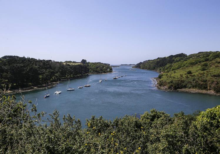 Mirador con vistas para disfrutar del estuario de Aber Wrac'h, en la región de Bretaña. Plouguerneau (Francia)