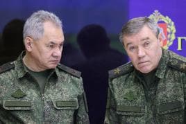 Shoigu, a la izquierda, y Gerasimov son los máximos responsables rusos de la invasión de Ucrania.