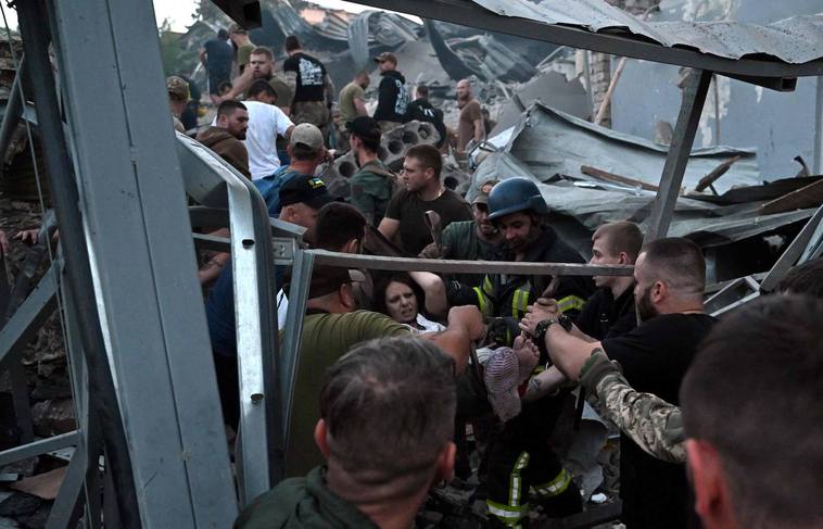 Los servicios de emergencia y voluntarios rescatan a los heridos tras el bombardeo a un restaurante en Ucrania