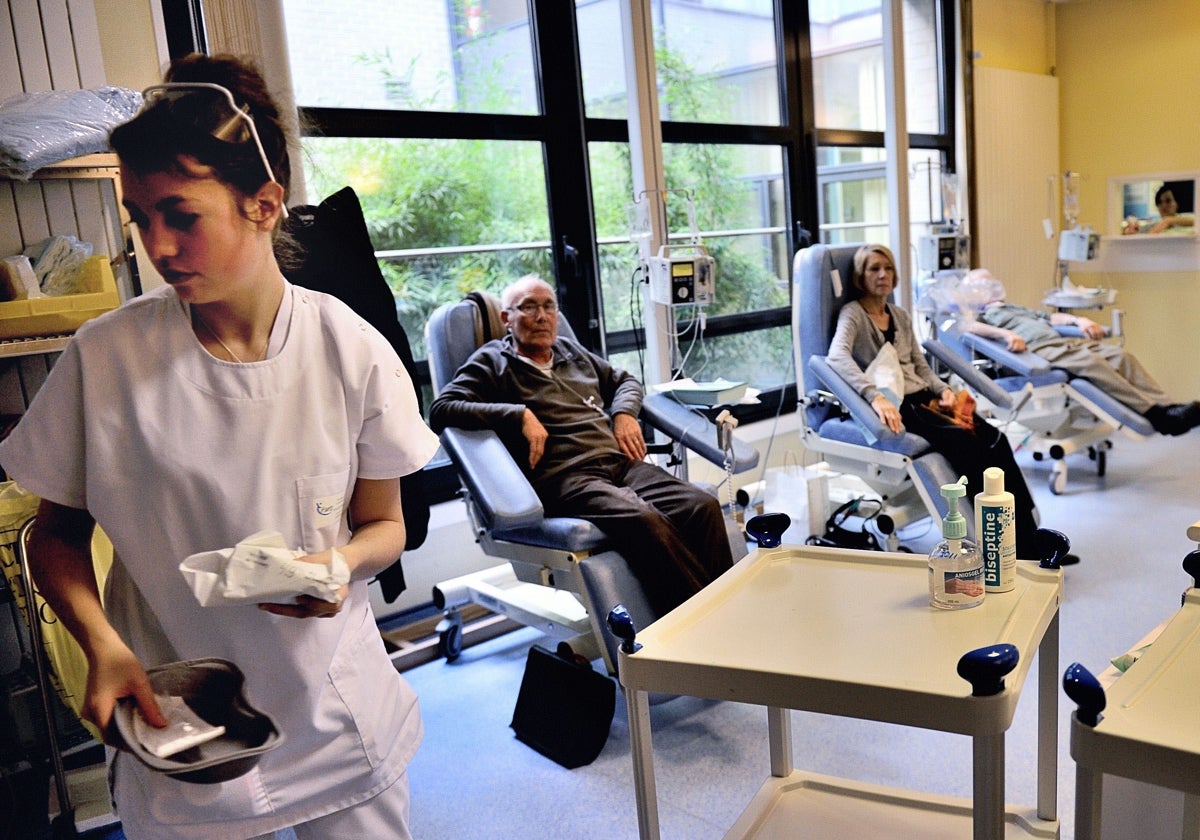 Una enfermera trabaja en una sala hospitalaria para sesiones de quimioterapia.