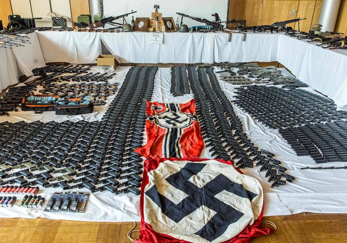 Decenas de armas, municiones y objetos nazis confiscados por la Policía austriaca