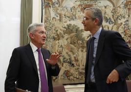 El presidente de la Fed, Jerome Powell, junto al gobernador del Banco de España, Pablo Hernández de Cos.