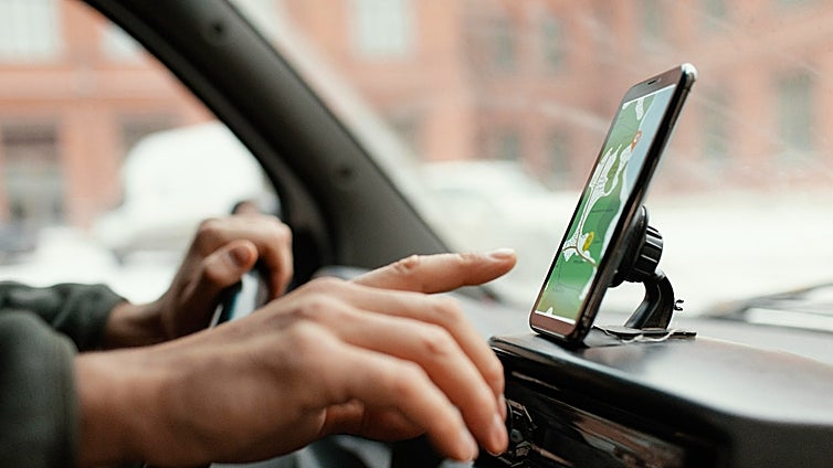 Soportes para llevar tu móvil cómodamente en el coche