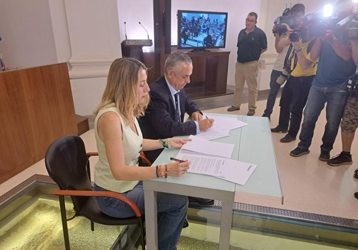 La popular María Guardiola y el portavoz de VOX en la Asamblea de Extremadura, Ángel Pelayo Gordillo, firman el acuerdo de Gobierno.