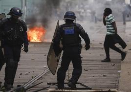 La Policía antidisturbios francesa durante los enfrentamientos con los manifestantes tras una marcha en memoria de Nahel