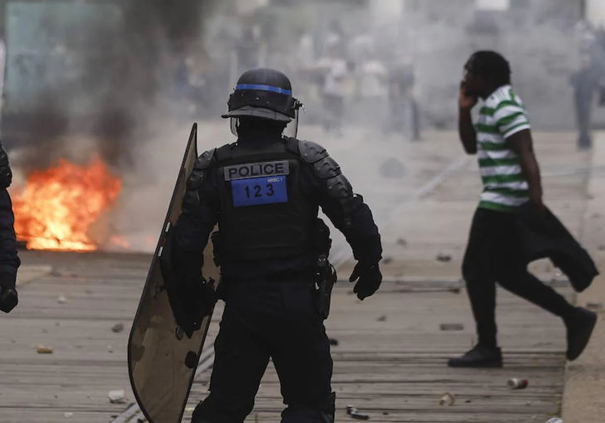 La Policía antidisturbios francesa durante los enfrentamientos con los manifestantes tras una marcha en memoria de Nahel
