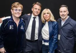 Macron y su esposa Brigitte se fotografiaron con Elton John y su esposo David Furnish tras el concierto