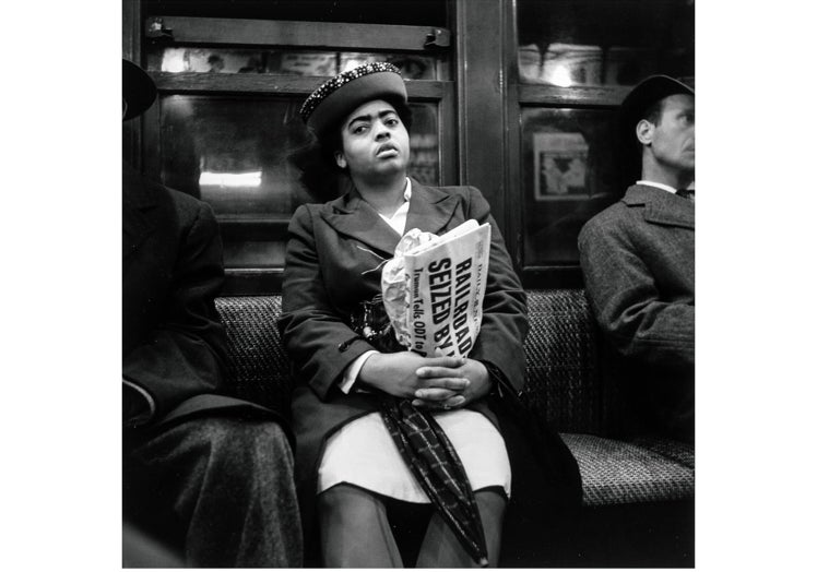 'Mujer sujetando un periódico, Nueva York. 1946.