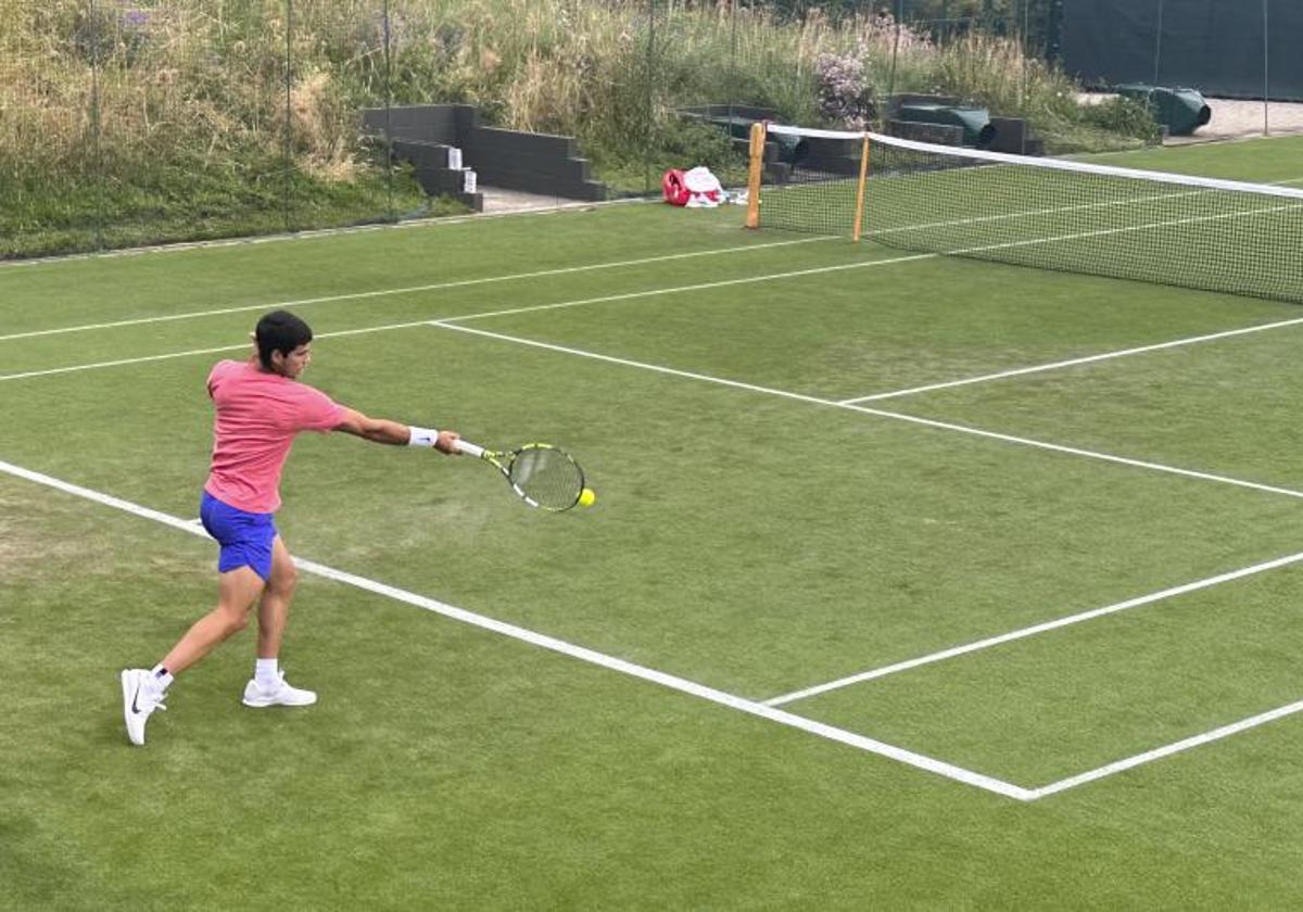 Carlos Alcaraz entrena de cara su debut en Wimbledon.