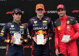 Max Verstappen, ganador del sprint del GP de Austria, entre Sergio Pérez y Carlos Sainz.