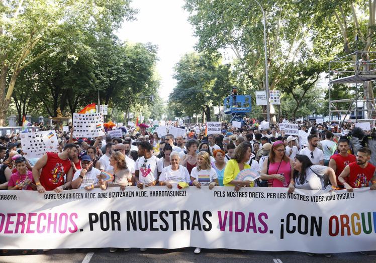 Imagen principal - En la imagen superior, la cabecera política de la marcha del Orgullo en Madrid celebrada este sábado; debajo, varias de las personas que participaron en una jornada con marcado signo reivindicativo y, por último, una persona exhibe un curioso cartel con un lema elocuente.