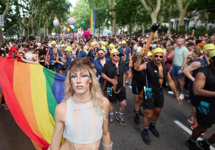 Varias de las personas que participaron este sábado en el desfile del Orgullo en Madrid.