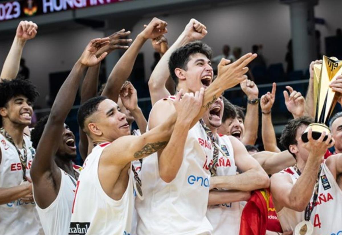 Los jugadores de la selección española sub-19 celebran la conquista del título mundial.