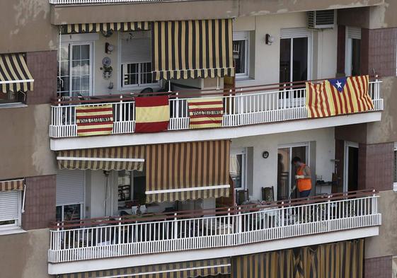 Banderas catalanas, españolas y la estelada, en pleno 'procés'