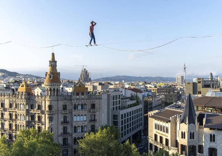 Un funambulista cruza una plaza céntrica de Barcelona a 70 metros de altura