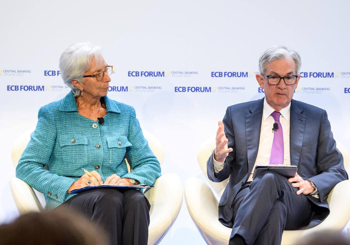 La presidenta del BCE, Christine Lagarde, junto al presidente de la Fed, Jerome Powell, durante el encuentro de banqueros centrales en Sintra.