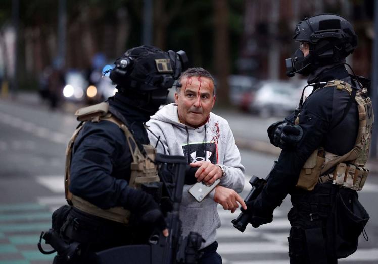 Un policía asiste a un herido en Lille.