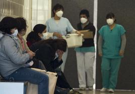 Pacientes y personal de un hospital con mascarillas.