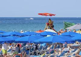 La temporada de julio se estrena con lleno total en la playa de Benidorm.