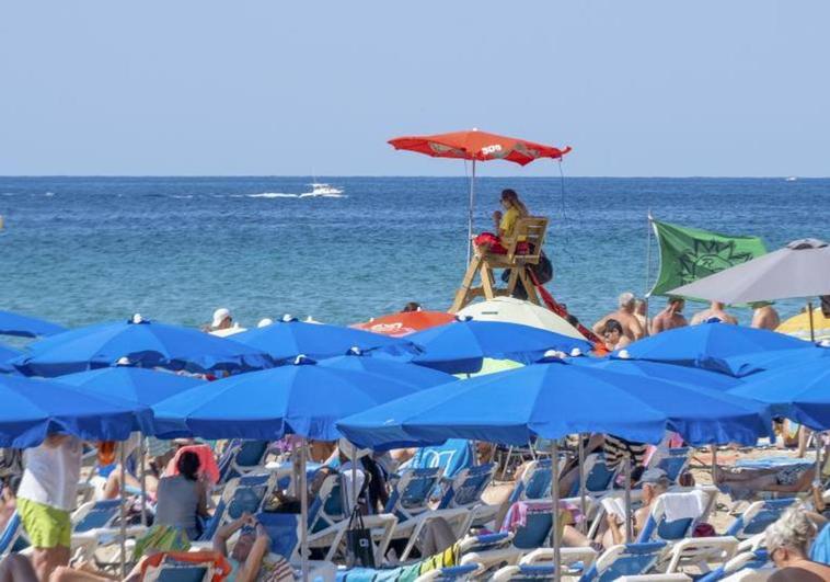 La temporada de julio se estrena con lleno total en la playa de Benidorm.