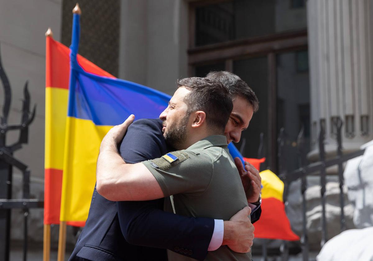 El presidente Pedro Sánchez se abraza con su homólogo ucraniano, Volodímir Zelenski, el sábado en su visita a Kiev.