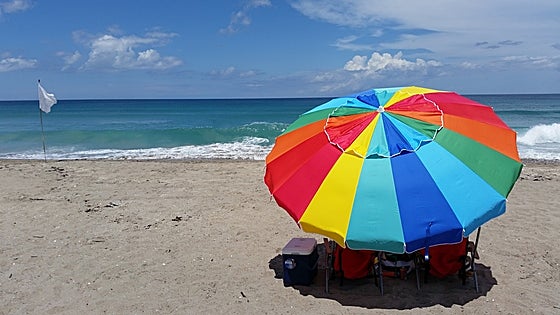 Las mejores sombrillas de playa resistentes al viento