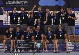Los integrantes de la selección española de waterpolo posan con la medalla de oro en Long Beach.