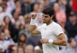 Carlos Alcaraz celebra su triunfo ante Jeremy Chardy.