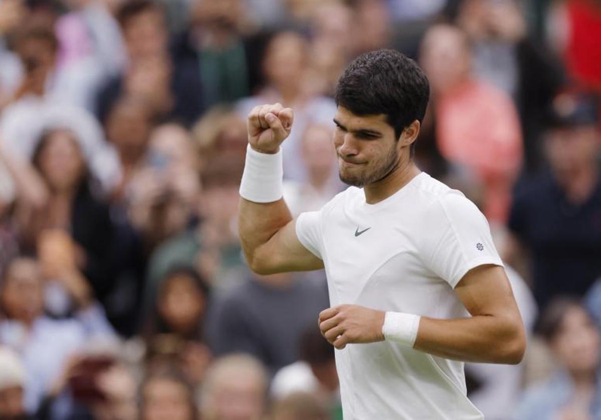 Carlos Alcaraz celebra su triunfo ante Jeremy Chardy.