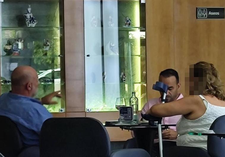 Navarro, el Mediador, junto a su abogado, Rachid Mohamed, y su esposa en el hotel de Vecindario, horas antes de ser detenido.