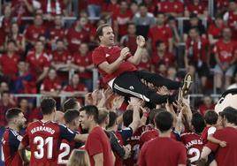 El técnico Jagoba Arrasate, manteado por los jugadores de Osasuna al acabar la Liga.