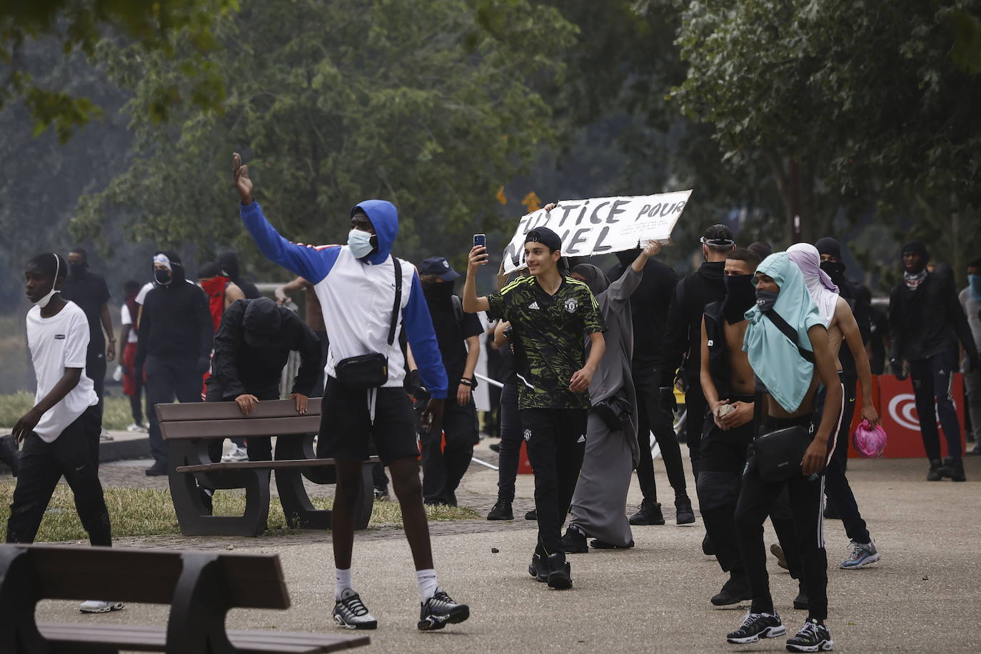 Un joven graba las manifestaciones con su móvil